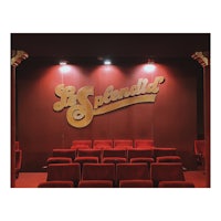 an auditorium with red chairs and a sign that reads l'escaladillas